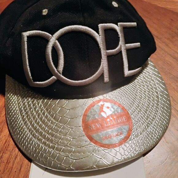 Black and Gold Snapback Hat - NWOT - Picture 5 of 5